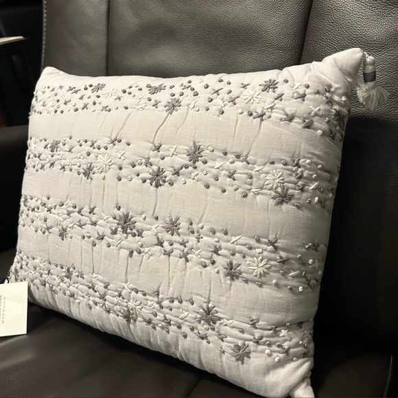 Splendid Decorative Pillow w/cross Stitch Embroidery NWT
Final price cut - Picture 3 of 8